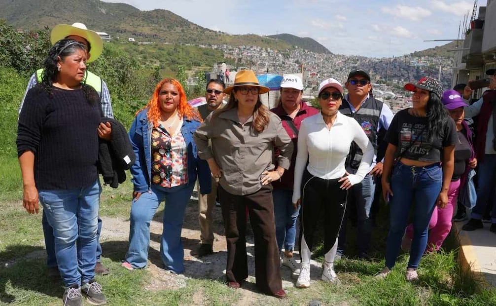 La alcaldesa Azucena Cisneros Coss realizaba un recorrido en un tiradero clandestino de Texalpa. 18/09/2026. | Foto: Cortesía del gobierno de Ecatepec.