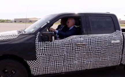 Joe Biden maneja la primera pick up eléctrica de Ford en gira de trabajo en Michigan