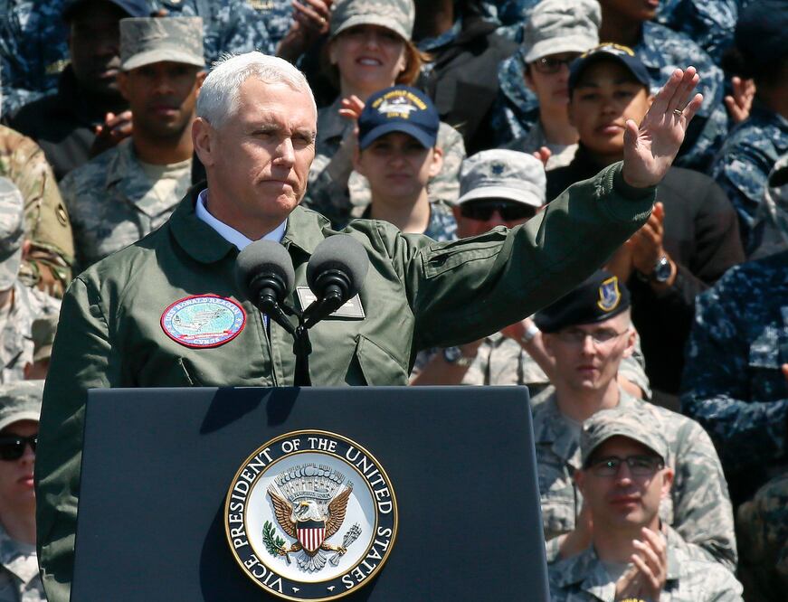 El vicepresidente estadounidense, Mike Pence, a bordo del portaviones "USS Ronald Reagan" (Foto: EFE)