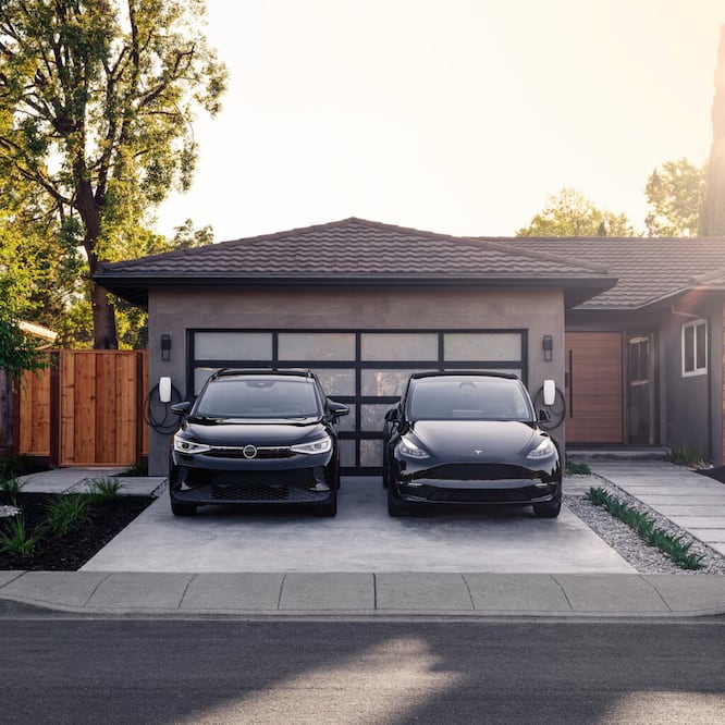 Este adaptador permite a otros autos eléctricos usar cargadores de Tesla.