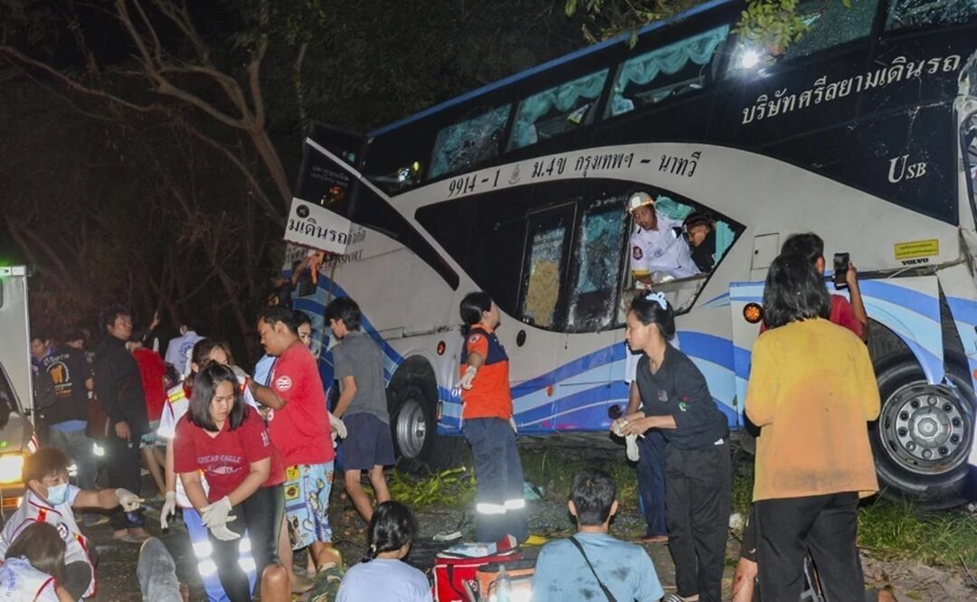 En esta imagen proporcionada por la Sawang Rungrueang Rescue22 Foundation, rescatistas y voluntarios trabajan en el lugar de un accidente en la provincia de Prachuap Khiri Khan, Tailandia. Foto: AP