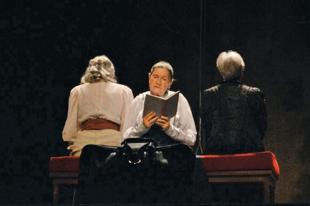 Escena de la obra de teatro Éramos tres hermanas, con la Compañía Nacional de Teatro (ESPECIAL)