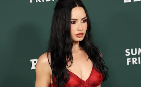 Demi Lovato impacta con bikini de cuero en el inicio de su gira It's Not That Deep