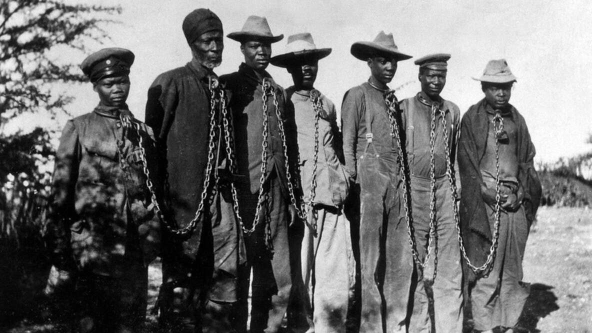 Prisioneros herero encadenados en 1904. Foto: Getty Images 