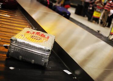 Trucos para que tu maleta salga primero en la banda de equipaje