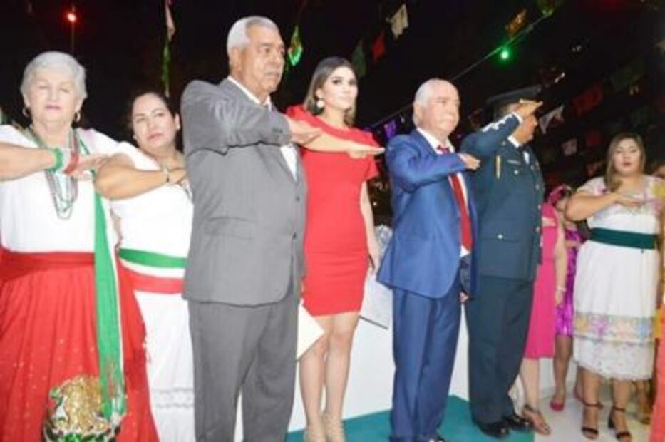 "Chenel" se viste de Miguel Hidalgo tras dar el grito en Angostura, Sinaloa