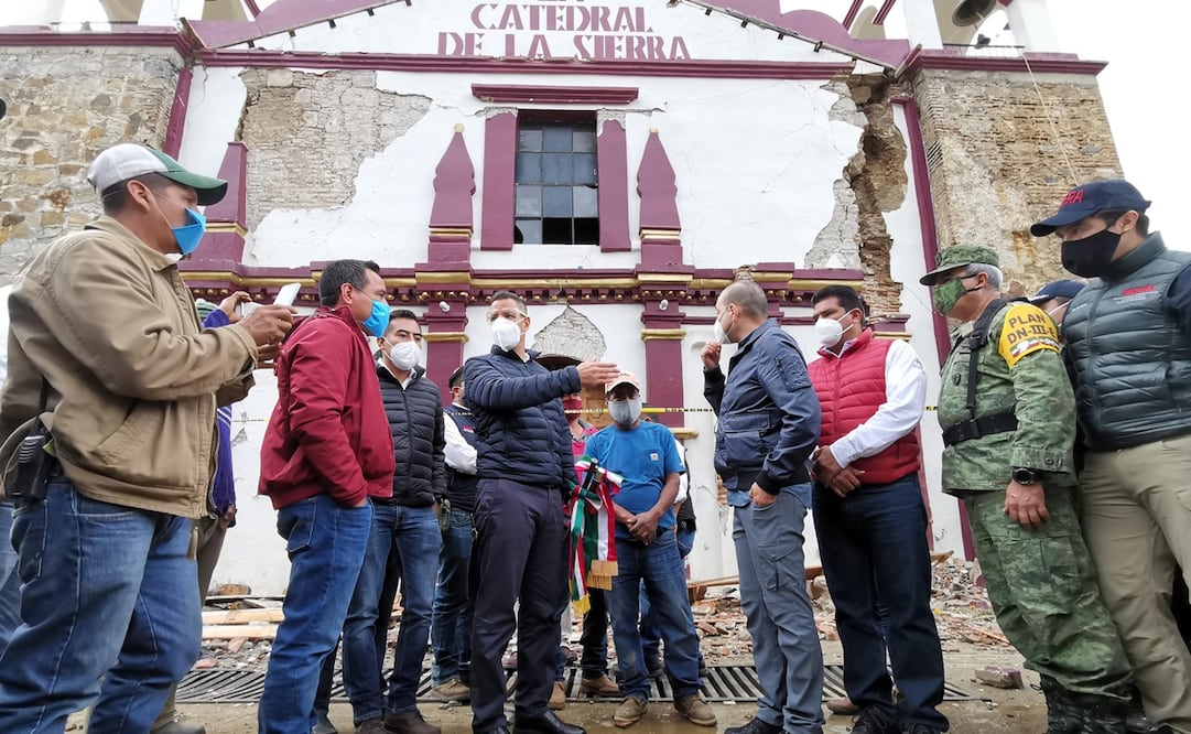 El gobernador Alejandro Murat Hinojosa recorrió la zona de los Ozolotepec, en la Sierra Sur. Foto: Edwin Hernández / EL UNIVERSAL