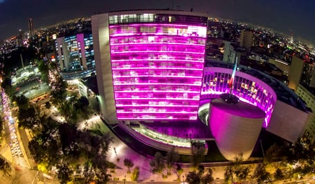 Senado se pinta de rosa para concientizar a las mujeres sobre el cáncer de mama