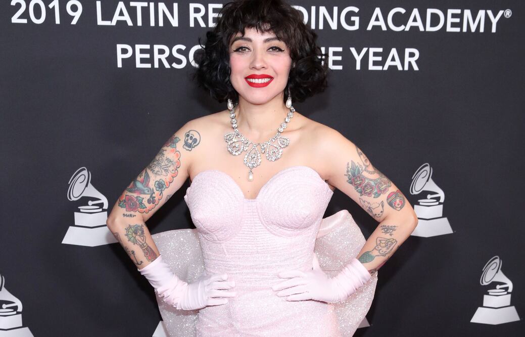La cantante se dejó ver con un diseño mexicano durante la gala de los Latin Grammys a la Persona del Año 2019 Foto: AFP