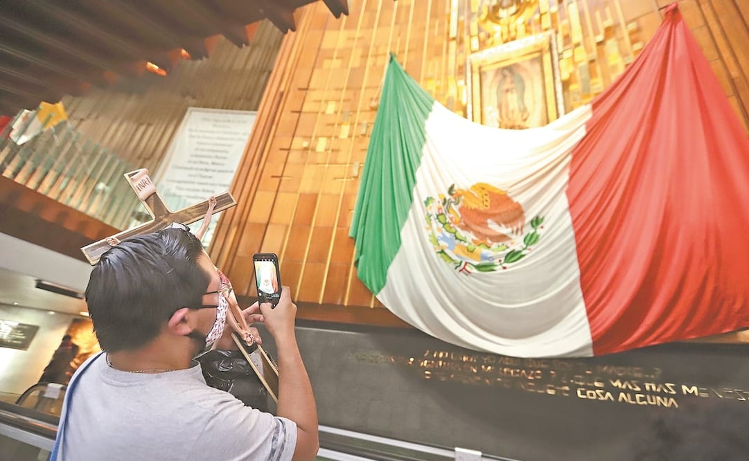 Feligreses dentro de la Basílica de Guadalupe. Había que formarse para entrar. Muchos le pidieron por salud. Fotos: Berenice Fregoso. EL UNIVERSAL