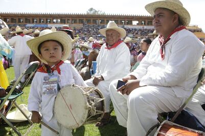 Realiza Sección 22 de la SNTE su propia Guelaguetza en estadio de futbol