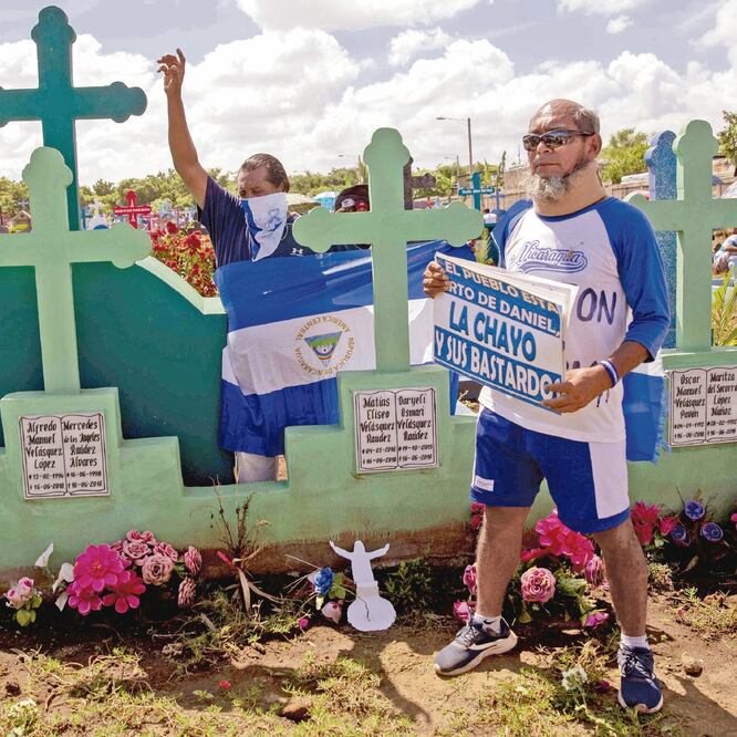 Protesta. El Día de los Difuntos, nicaragüenses protestaron en las tumbas de los muertos durante la crisis. Foto: JORGE TORRES. EFE
