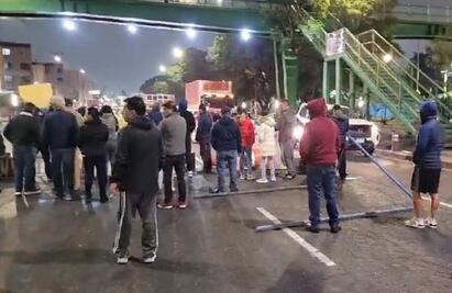 Manifestantes bloquean el Eje 5 Sur a la altura de Rosario Castellanos en Iztapalapa