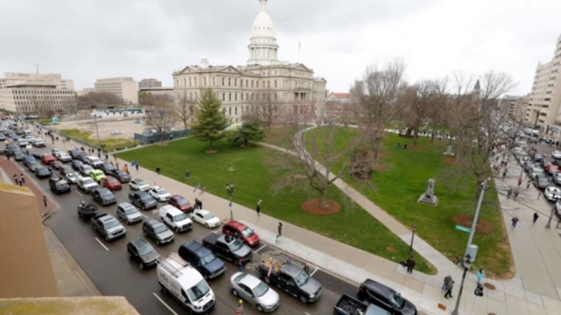 Protestan en Michigan desde sus autos contra cuarentena por Covid-19