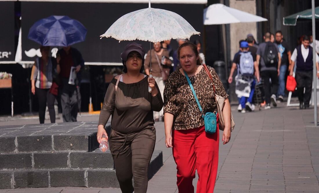 Mujeres se cubren de los fuertes rayos del sol debido a la ola de calor que se presenta en la capital.
FOTO: GRACIELA LÓPEZ /CUARTOSCURO.COM