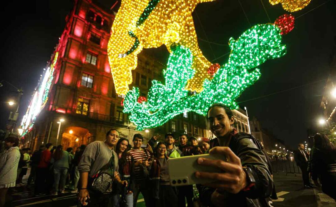 Encendido de la iluminación conmemorativa de los 214 años de la independencia de México en el zócalo capitalino FOTOS Gabriel Pano/El Universal