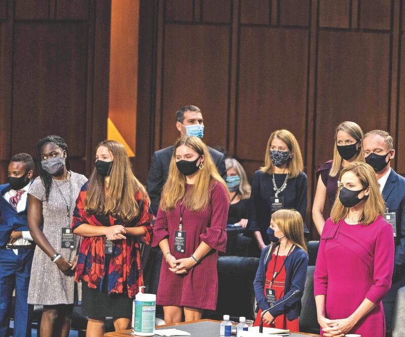 La jueza Amy Coney Barrett (al frente, der.) está con su familia después del primer día de su audiencia en el Senado, en el Capitolio, en Washington. Foto: Demetrius Freeman. AFP
