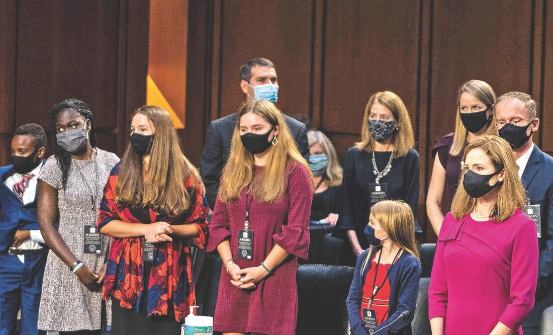 La jueza Amy Coney Barrett (al frente, der.) está con su familia después del primer día de su audiencia en el Senado, en el Capitolio, en Washington. Foto: Demetrius Freeman. AFP