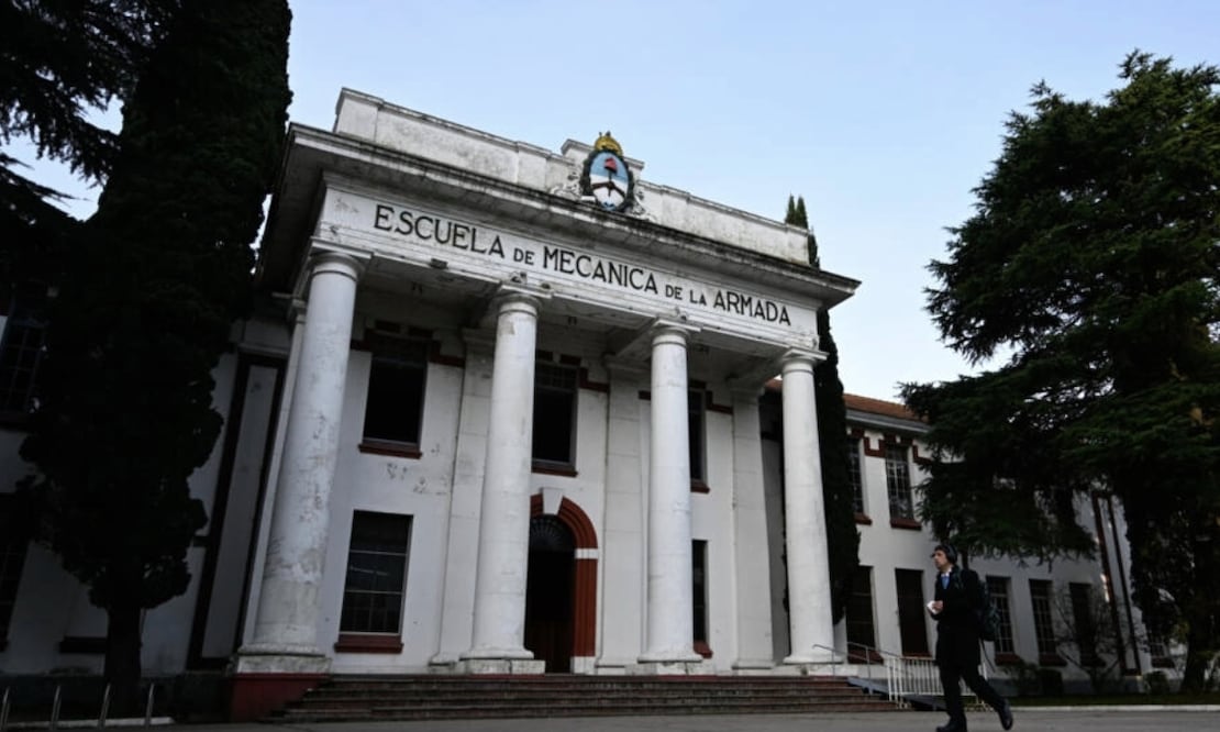 Entrada de la antigua Escuela Superior de Mecánica de la Armada (ESMA) de Buenos Aires, el mayor campo de detención, tortura y exterminio durante la dictadura militar argentina. Foto: LUIS ROBAYO / AFP