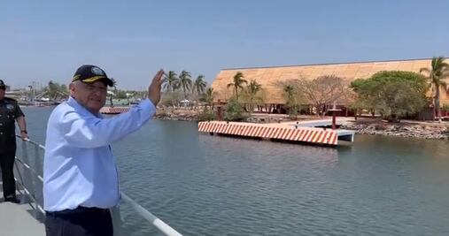 "¡Adiós abuelo", le grita niño a AMLO, quien zarpa de San Blas rumbo a las Islas Marías