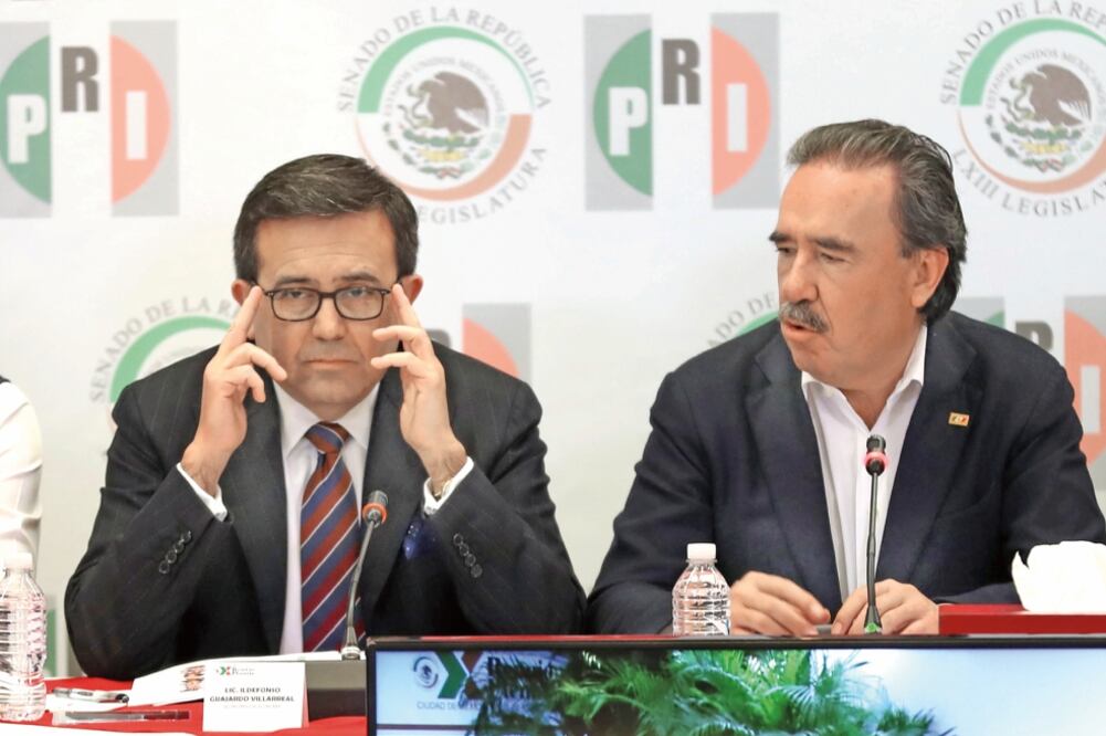 Ildefonso Guajardo (izq.) indicó que el diálogo sobre el TLCAN se debe enfocar en mejorarlo, en su participación en la reunión plenaria de senadores del PRI (JUAN CARLOS REYES. EL UNIVERSAL)