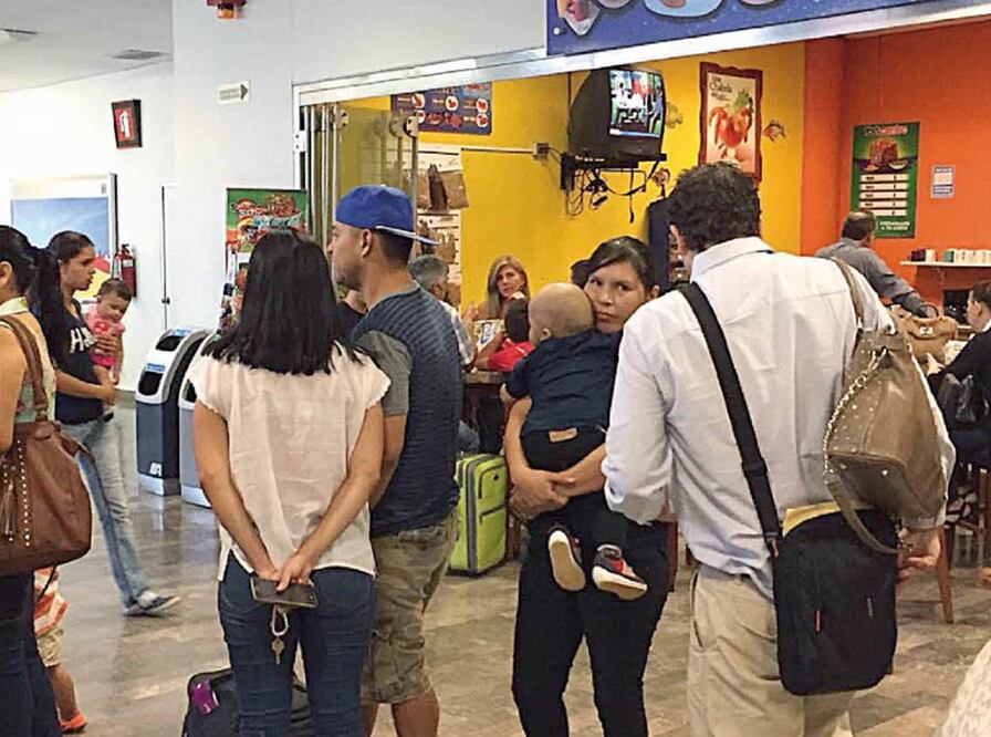 El pequeño Fernando Jonathan, de 14 meses, y sus padres viajaron acompañados de personal del Instituto Mexicano del Seguro Social. Foto: AMALIA ESCOBAR. EL UNIVERSAL
