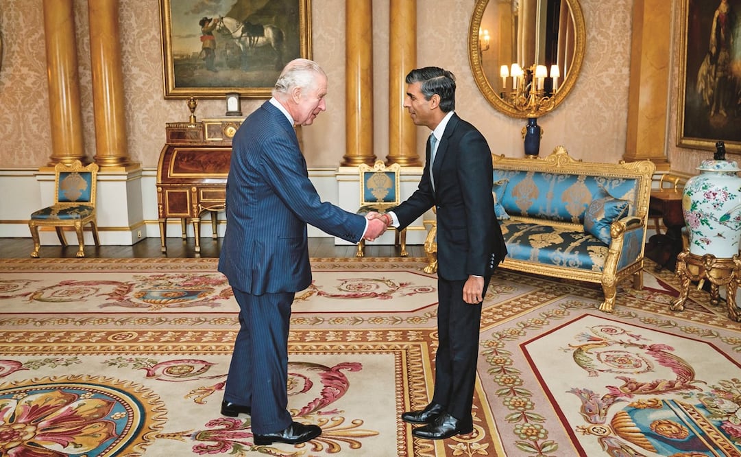 El rey Carlos III con el primer ministro Rishi Sunak en el Palacio de Buckingham, en Londres.