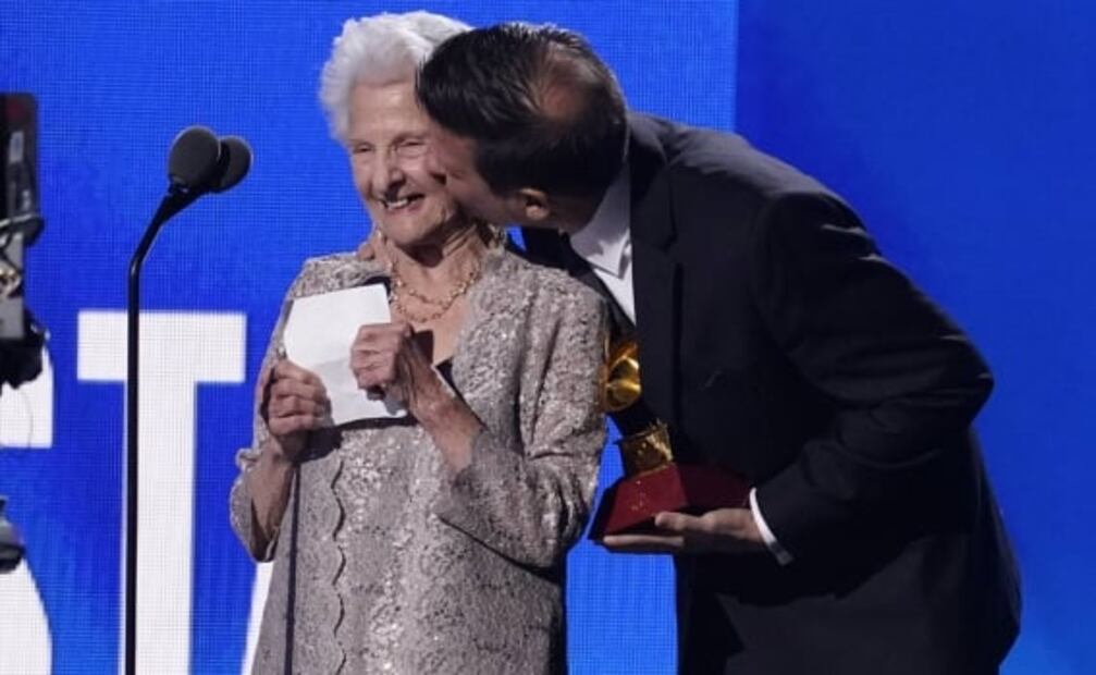 Ella es Ángela Álvarez, la abuela que a los 95 años ganó un Latin Grammy