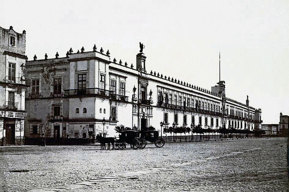 Las inmediaciones del Palacio Nacional en una imagen captada por A. Briquet alrededor de 1870. En la esquina de Seminario y la antigua calle del Arzobispado, hoy Moneda, en lo que fuera la casa de la primera Universidad de México (