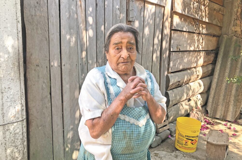 Doña Vicenta Laredo Jiménez, de 92 años, es quien comparte con las nuevas generaciones las leyendas de sus ancestros sobre el volcán. Foto: TONY RIVERA. EL UNIVERSAL