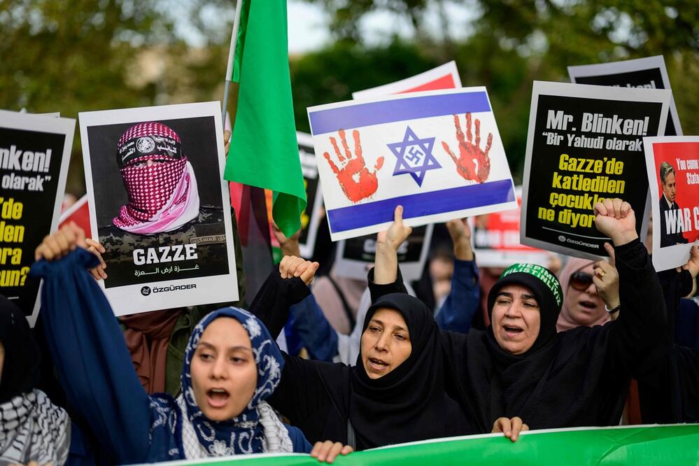 Manifestantes pro palestinos sostienen consignas, mientras participan en una manifestación contra la visita del secretario de Estado estadounidense, Antony Blinken, a Turquía, en Estambul. Foto: AFP
