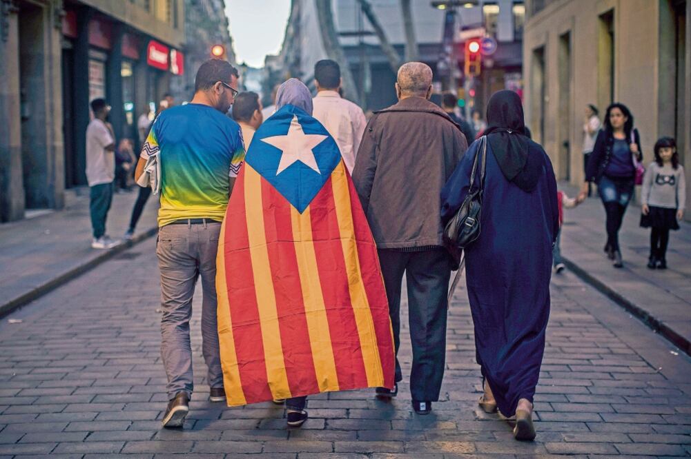 Un grupo de catalanes, anoche en el centro de Barcelona. (SANTI PALACIOS. AP)