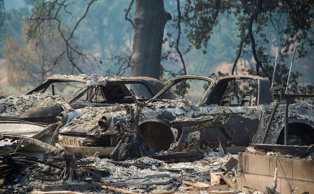 Aspecto de autos calcinados luego de incendio en California (Foto: AP)