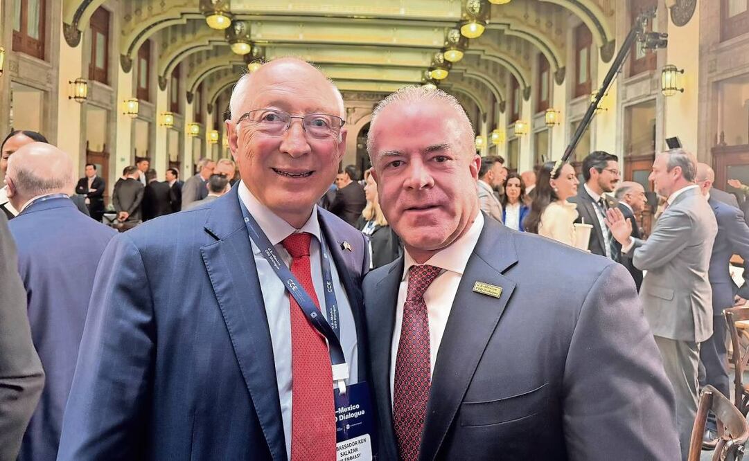 Raúl Rocha es un empresario que se movía en las altas esferas de los sectores público y privado; en la imagen, junto a Ken Salazar, exembajador de EU, en Palacio Nacional. Foto: Especial