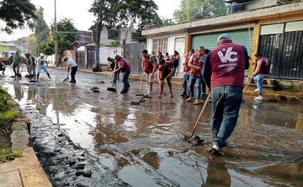 Trabajadores de la alcaldía Venustiano Carranza apoyan en limpieza de colonias inundadas en Xochimilco