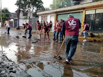 Trabajadores de la alcaldía Venustiano Carranza apoyan en limpieza de colonias inundadas en Xochimilco