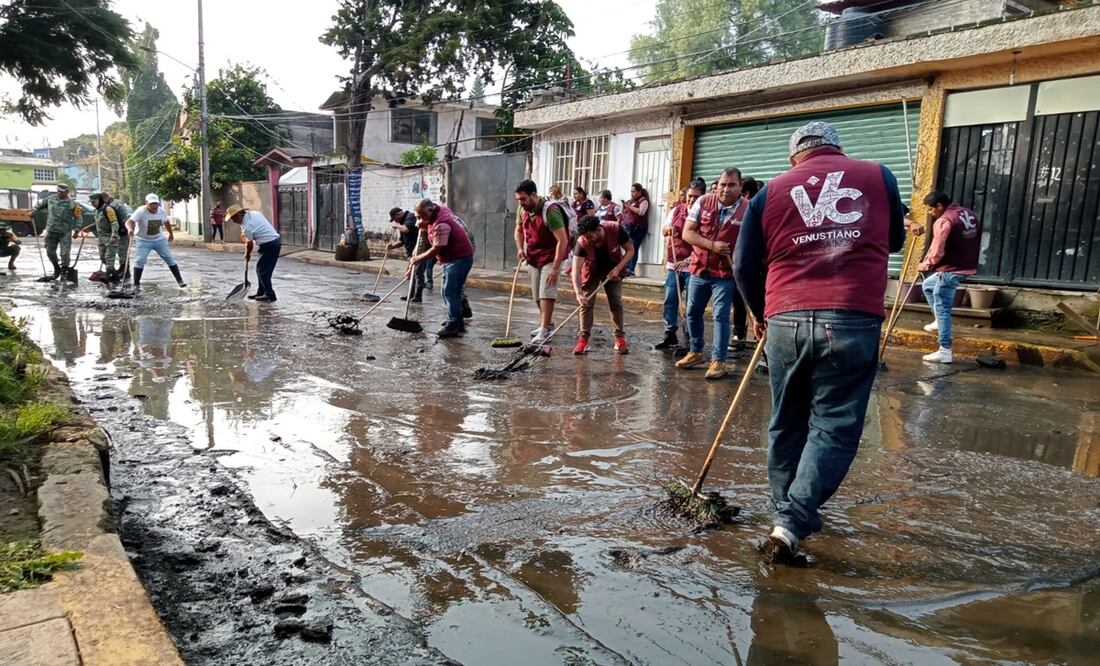 Trabajadores de la alcaldía Venustiano Carranza apoyan en limpieza de colonias inundadas en Xochimilco. Foto: Especial