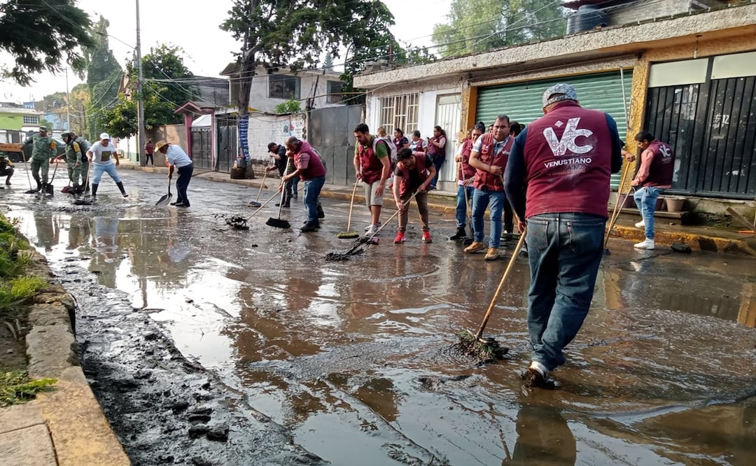 Trabajadores de la alcaldía Venustiano Carranza apoyan en limpieza de colonias inundadas en Xochimilco. Foto: Especial
