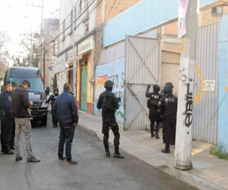 Agentes de la policía local decomisaron autopartes, vehículos y placas que ya se rastrean para saber si tenían reporte de robo. Foto: ESPECIAL
