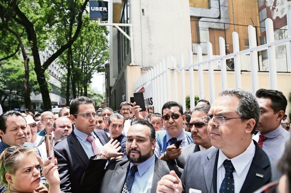 Desde el mediodía y hasta las 16:00 horas de ayer, uberistas protestaron frente al edificio ubicado en el número 206 de la calle Hamburgo, colonia Juárez (BERENICE FREGOSO. EL UNIVERSAL)