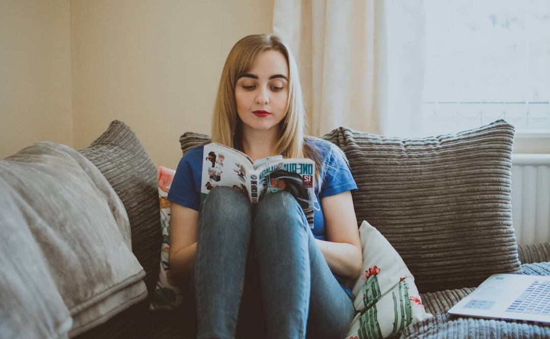 mujer leyendo un cómic de anime conocido también como manga. Foto: Pixabay