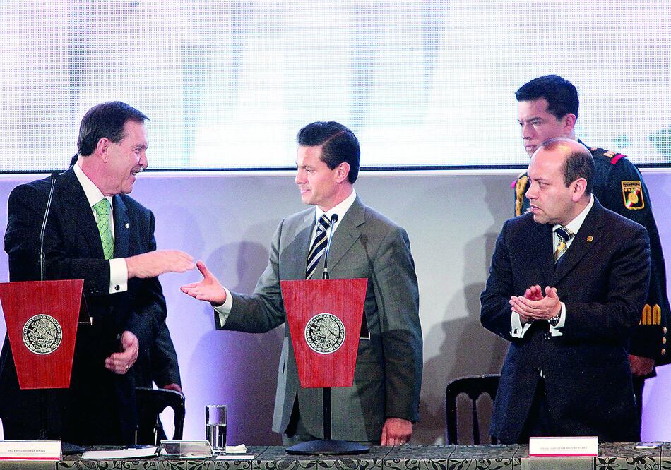 El presidente Enrique Peña Nieto felicita al dirigente de la Concanaco, Enrique Solana Sentíes, tras tomarle protesta a los comités ejecutivo y directivo del organismo. Observa el presidente de la Cámara de Diputados, Julio César Moreno (LUCÍA GODÍNEZ)