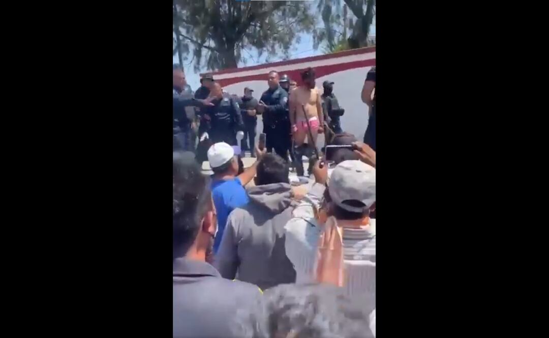 Pobladores de Tlaxiaca Hidalgo desnudan y golpean a presuntos delincuentes. Foto: Captura de video