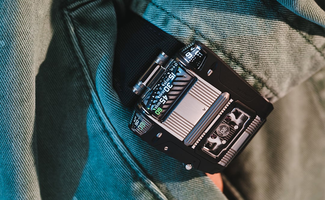 Urwerk llega en caja de 42 mm de ancho por 46 de largo y 15 mm de grosor -estanco a 30 metros-. Una edición limitada de 25 ejemplares.