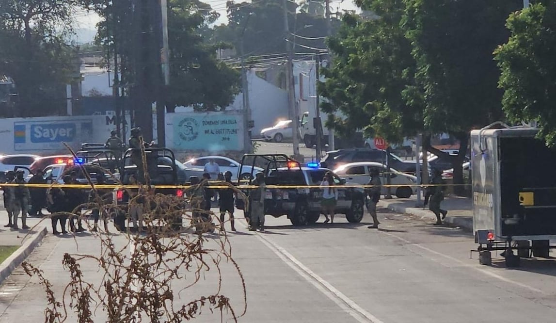 Hallan cuerpo envuelto en bolsas junto al Congreso de Sinaloa; podría tratarse del policía municipal de Culiacán desaparecido. Foto: Especial