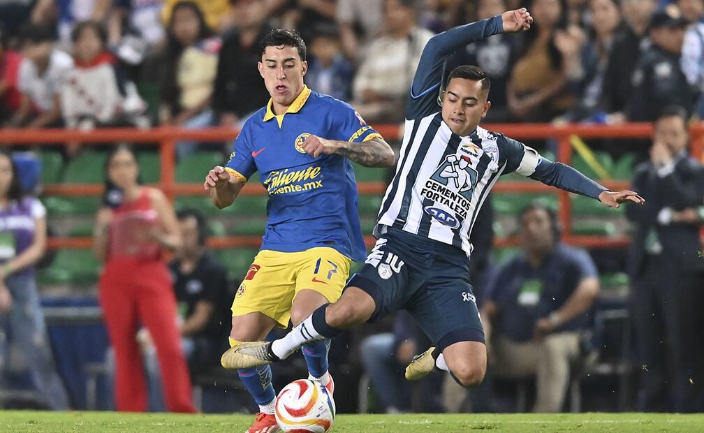 Alejandro Zendejas y Érick Sánchez disputando un balón en el Pachuca vs América de Liguilla / FOTO: Imago7