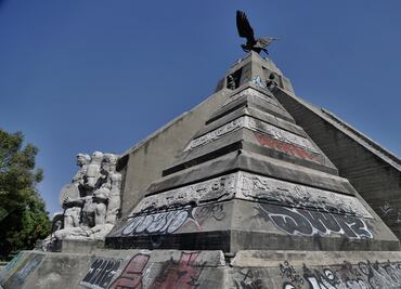 FOTOS: Monumento a la Raza se encuentra en el abandono; estatuas y paredes pintadas y destruidas