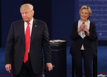 Clinton supera a Trump por 8 puntos tras escándalo por video: sondeo