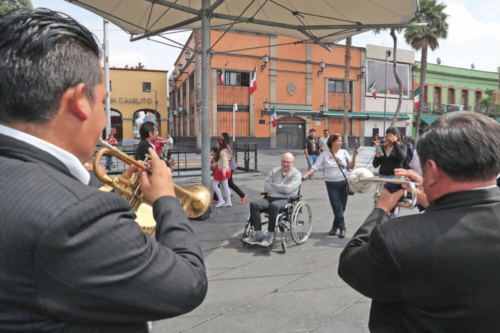 Varios músicos que laboran en la plaza aseguran que no tienen miedo tras el ataque armado, “pues deben seguir trabajando”. Foto: JUAN CARLOS REYES. EL UNIVERSAL