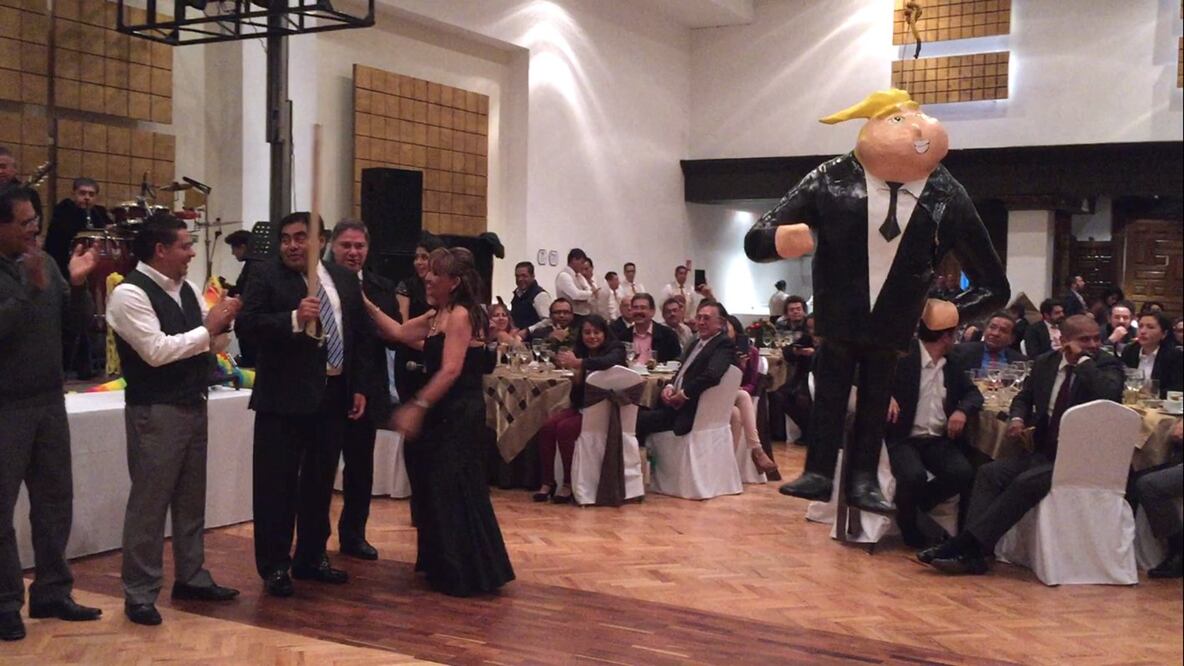 El PRD rompió una piñata de la figura de Donald Trump en su posada (Foto: Especial)